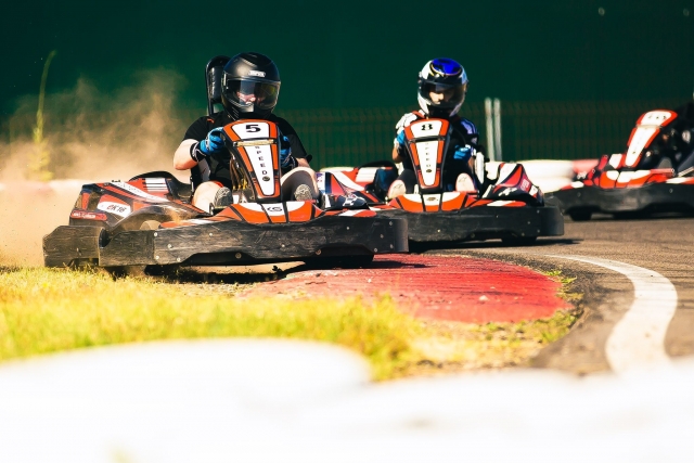 Intentando adelantar en una curva en rasante