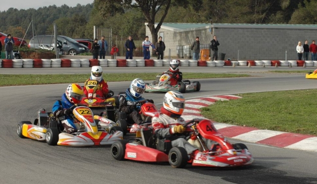 Disfruta de una carrera de karting