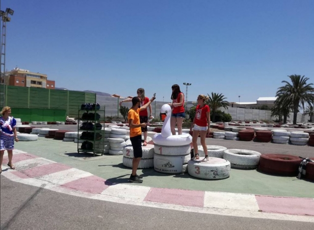 Entrega de trofeos en el karting
