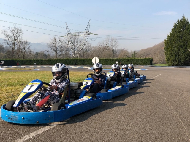 Niños preparados para comenzar la carrera en kart