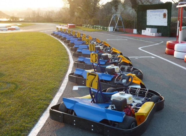  等待车手的卡丁车 