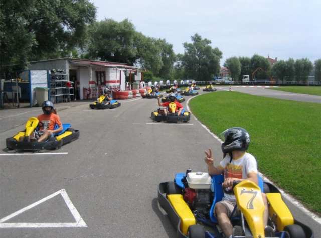  车手在起跑线上准备