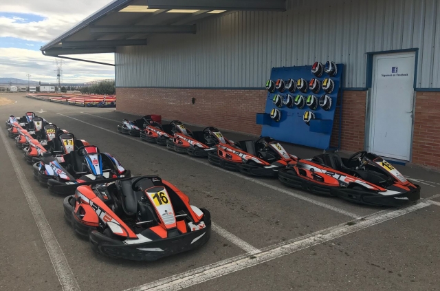  Karts und Helme Zuera-Rennstrecke 