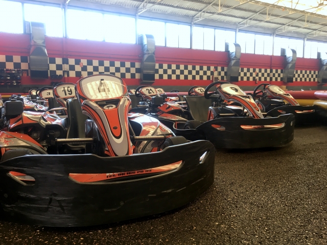 Flota de karts en circuito cubierto