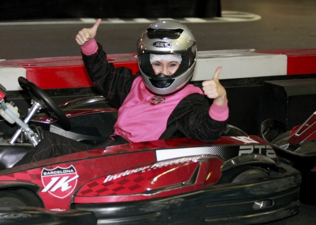 En el kart con mono rosa