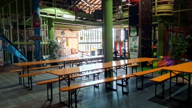  适合大型团体用餐的室内区域 