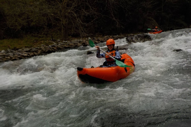 Disfrutando del descenso por el río Deva