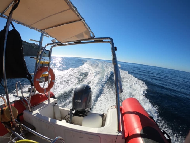 Barco a plena velocidad