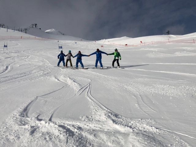e-490-snowboarders-de-la-mano15380469056381.jpg