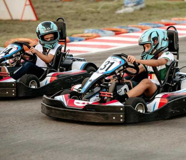 compitiendo en carrera de karts