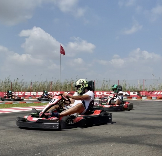 Preparados para salir en kart