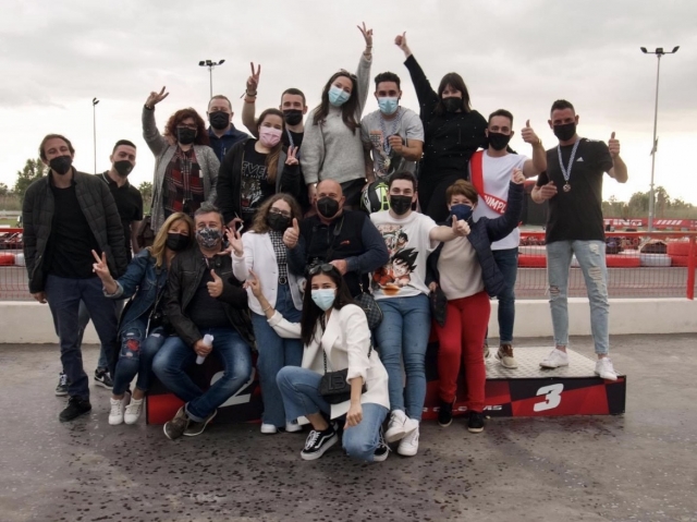 Con amigos celebrando la victoria