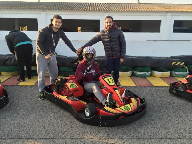 Haciendo la senal de la victoria