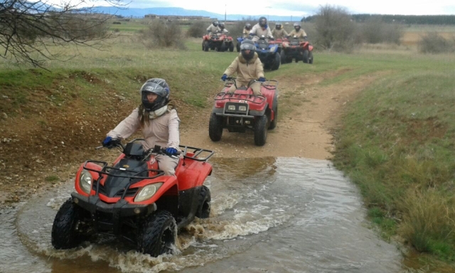 Quads por el camino encharcado