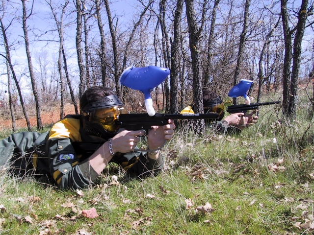 Jugador de paintball tumbado en el suelo