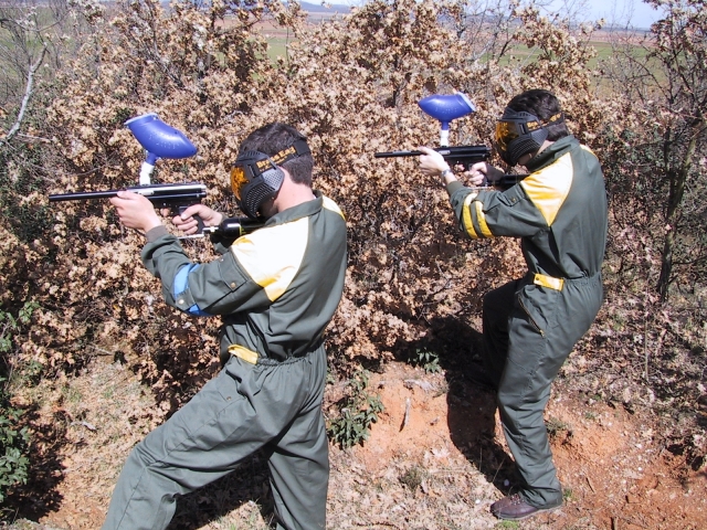 Jugadores de paintball en Segovia