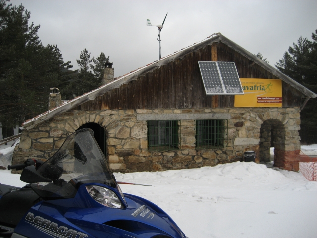 Albergue y moto de nieve