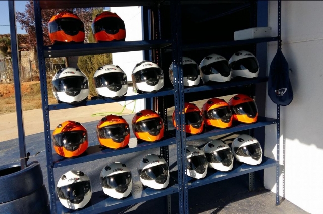 Helme für die Fahrer 