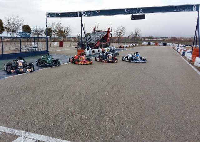  Karts neben der Ziellinie 