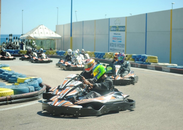 Pilotos juntos en la curva