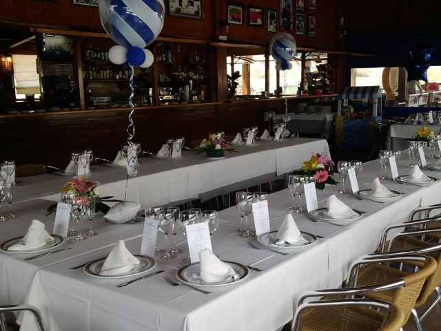 Mesa del restaurante preparada para un evento