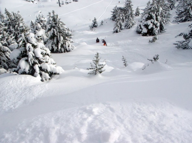  Avec de la neige jusqu'aux genoux 