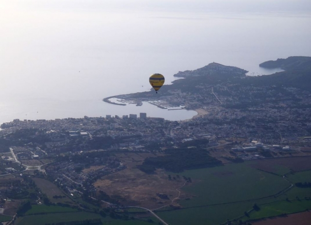 e-707-globo-a-lo-largo-de-la-costa-brava-y-sus-edificios14649580607679.jpg