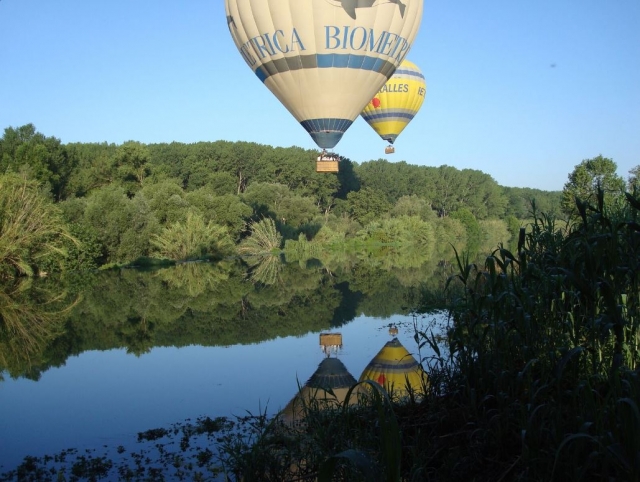 e-707-reflejo-de-los-globos-en-el-rio14649580635525.jpg