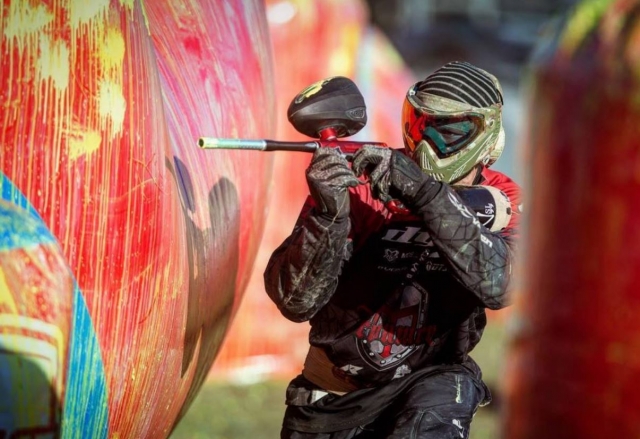 Giocatore di paintball attrezzato 