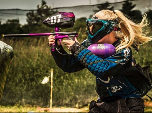  Giocatore di paintball che mira 