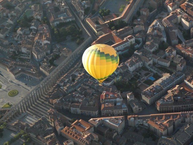 Ballonfahrt über die Stadt 