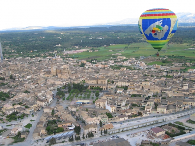 Balloon over town 
