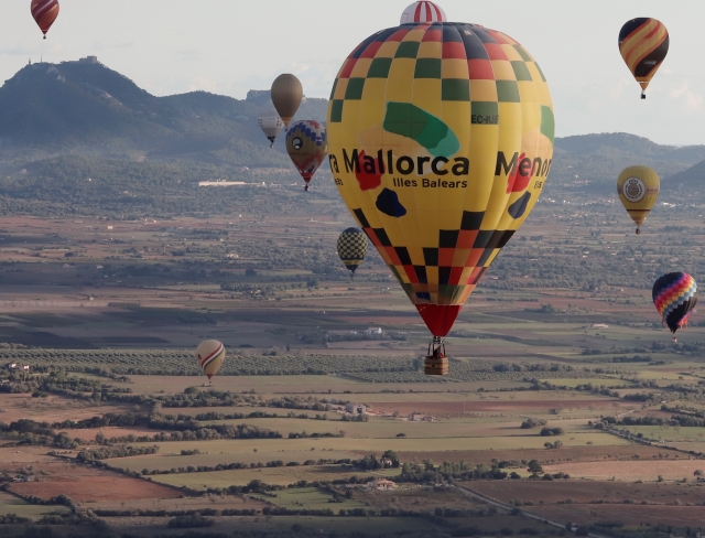  Balloon excursion over the Balearic Islands 