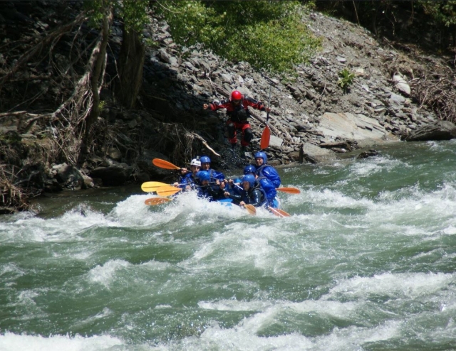 Balsa de rafting entre los rapidos