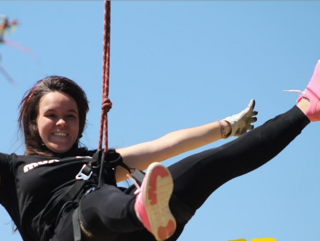  Ragazza che vola sulla zip line 