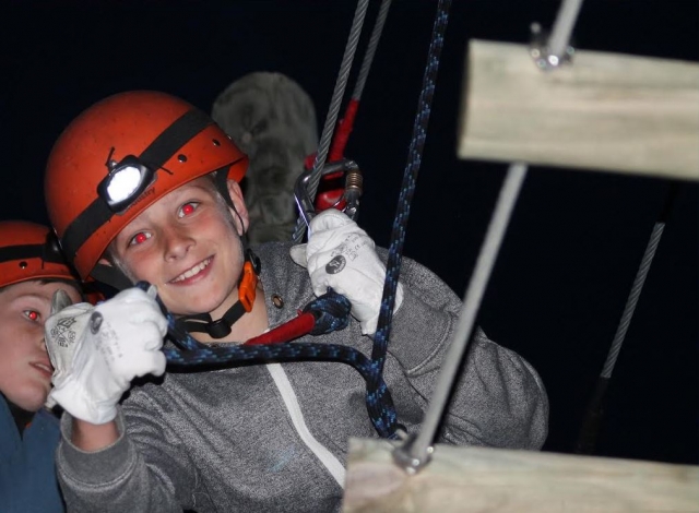 Bambini di notte sul circuito con frontale 