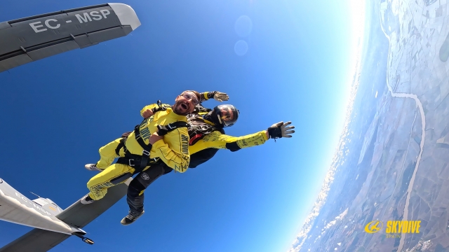 Paracaidismo con video externo en Sevilla