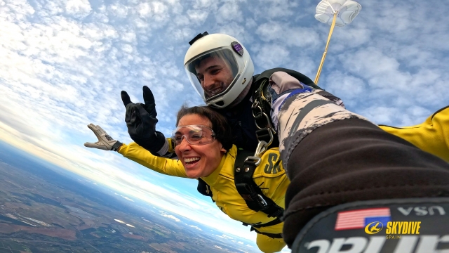 Instructor de paracaidismo durante el salto en Sevilla