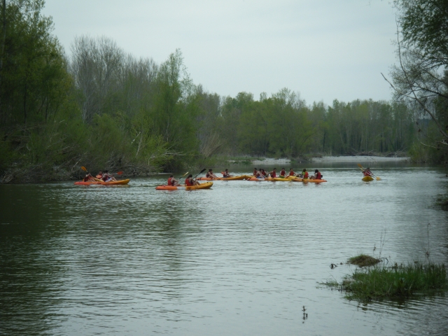  Départ avec les kayaks sur la rivière 