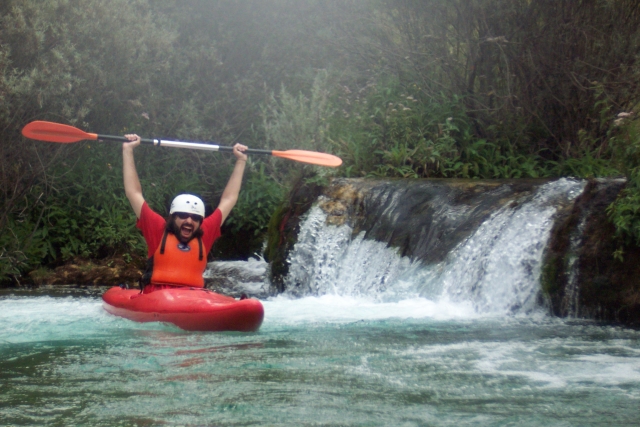 Piragua con cascada detras