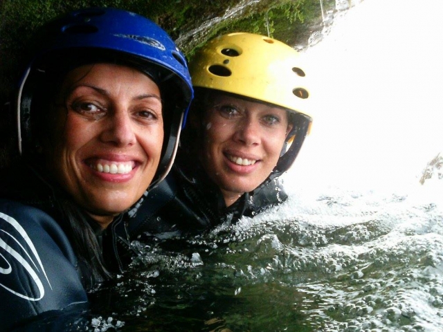  Canyoner unter dem Wasserfall 