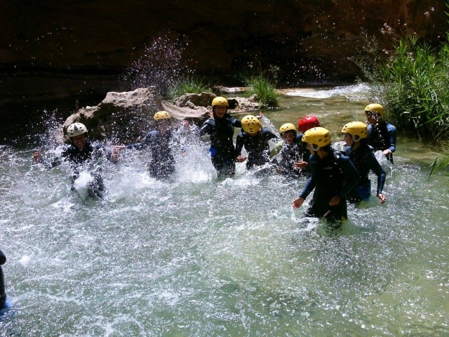  Spritzendes Wasser im Fluss 