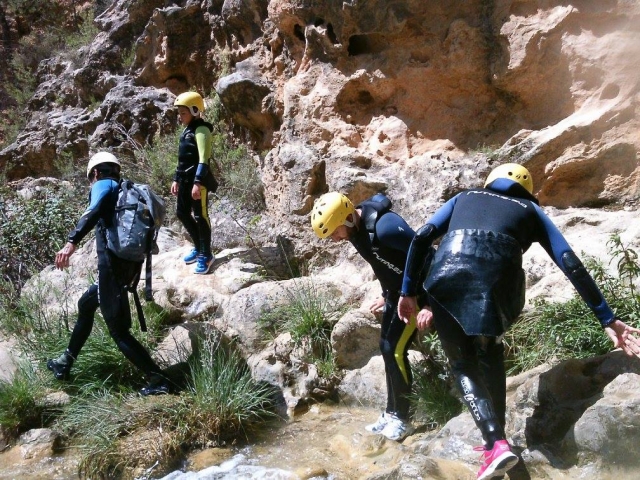  Durch die Felsen klettern des Flussufers