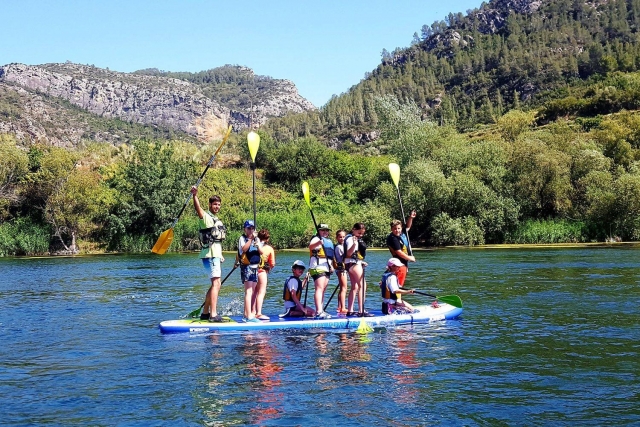 Amigos en la tabla de Big SUP