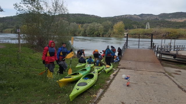 En la orilla antes de partir con los kayaks