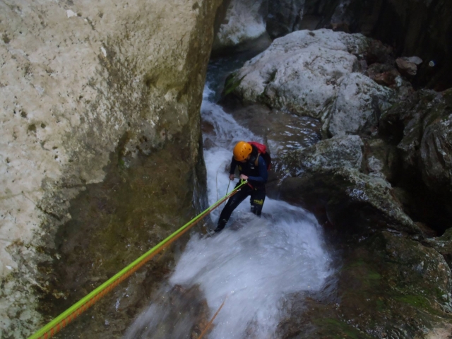  No barranco ajudado pela corda