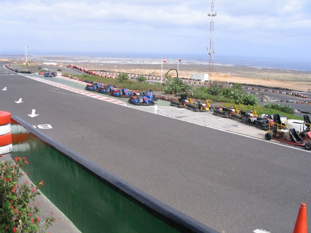 维修站旁边的赛道直线 