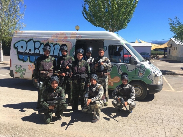  Paintball-Soldaten mit ihrem Transport 