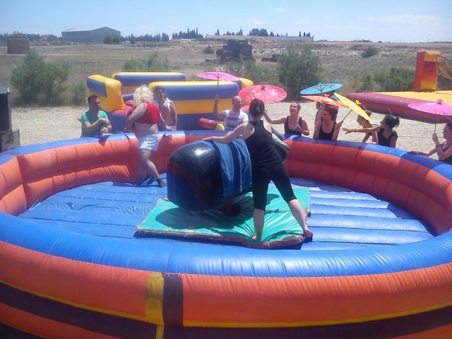  Subir no touro mecânico 