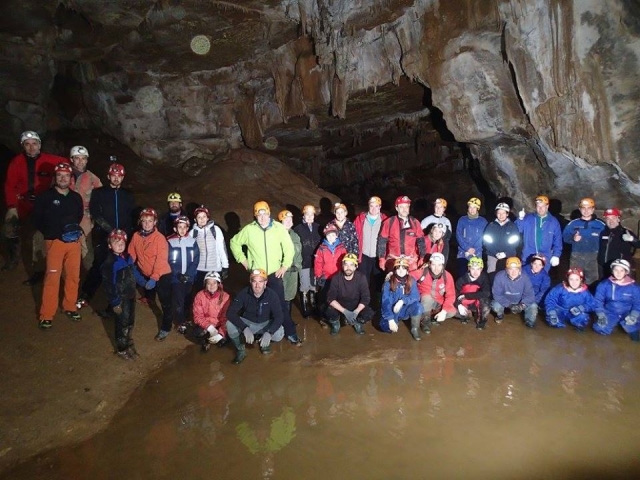 Gran grupo en la cueva